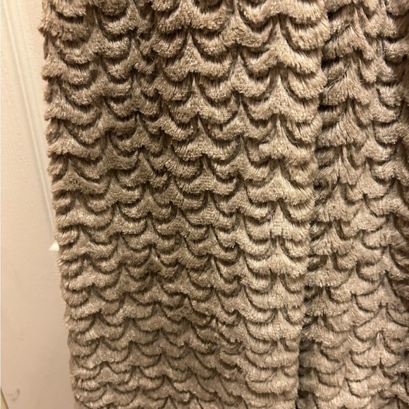 Nicole Miller Textured Tan Blanket EUC!! - Picture 4 of 16
